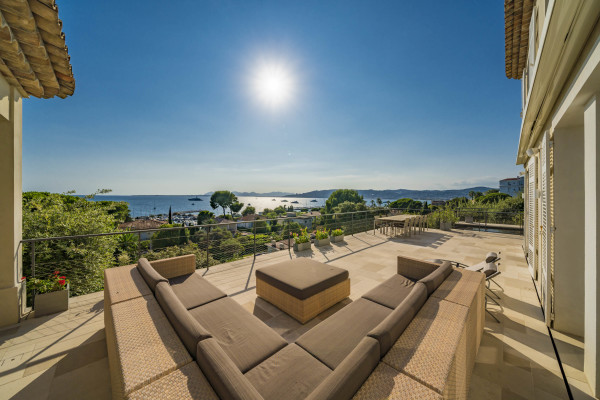 villa in Cap d'Antibes : Amazing sea view for this 6 bedroom villa located at 150m from the beach. - Photo 0