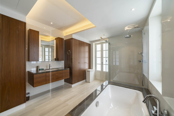 villa in Cannes : Rent stunning 8 bedroom chateau in the center of Cannes with sea views, pool and easy access to the Croisette and beaches - Photo 18