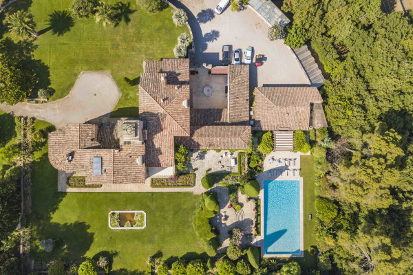 villa in Valbonne : Rent a unique Domaine between Mougins and Valbonne located on prestigious grounds of a total of 18 hectars with a tennis court. - Photo 7