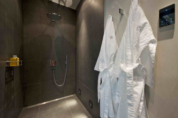 villa in Verbier : Rent estate comprised of 2 luxury chalets in Verbier with spa as well as a chalet for staff - Photo 36