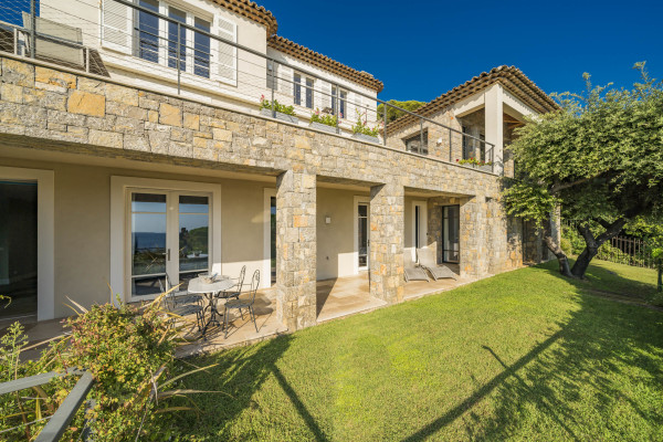 villa in Cap d'Antibes : Amazing sea view for this 6 bedroom villa located at 150m from the beach. - Photo 14
