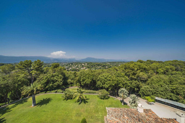 villa in Valbonne : Rent a unique Domaine between Mougins and Valbonne located on prestigious grounds of a total of 18 hectars with a tennis court. - Photo 43