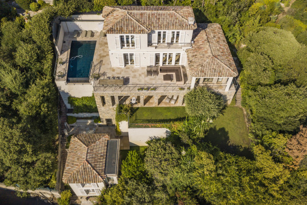 villa in Cap d'Antibes : Amazing sea view for this 6 bedroom villa located at 150m from the beach. - Photo 46