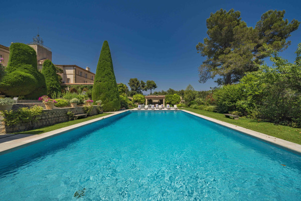 villa in Valbonne : Rent a unique Domaine between Mougins and Valbonne located on prestigious grounds of a total of 18 hectars with a tennis court. - Photo 51