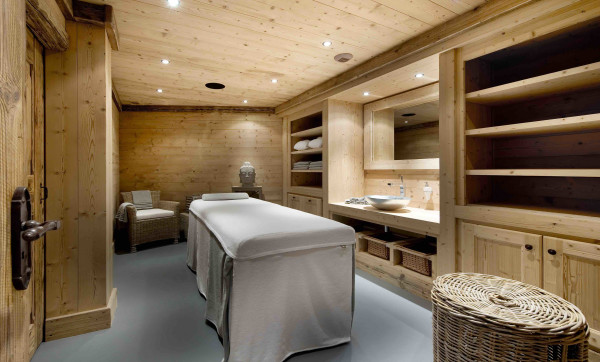 villa in Courchevel : Rent a luxury Chalet in Courchevel 1850, Ski in / Ski out, 7 bedrooms, indoor Swimming pool - Photo 30