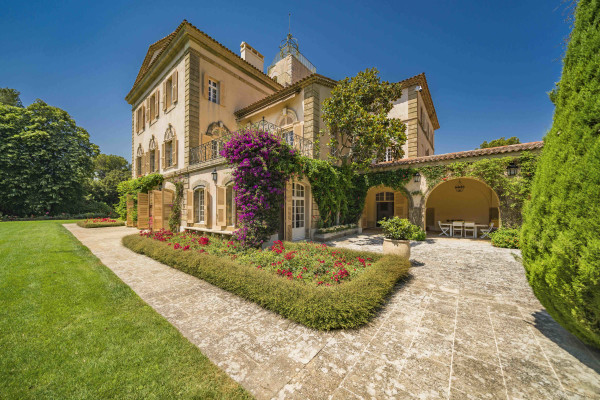 villa in Valbonne : Rent a unique Domaine between Mougins and Valbonne located on prestigious grounds of a total of 18 hectars with a tennis court. - Photo 67