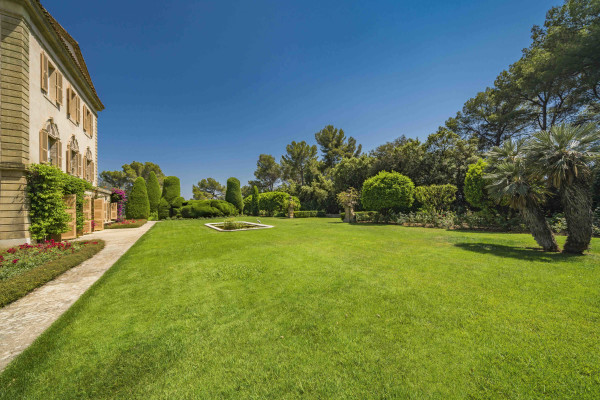 villa in Valbonne : Rent a unique Domaine between Mougins and Valbonne located on prestigious grounds of a total of 18 hectars with a tennis court. - Photo 61
