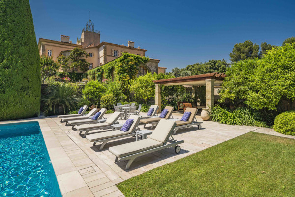 villa in Valbonne : Rent a unique Domaine between Mougins and Valbonne located on prestigious grounds of a total of 18 hectars with a tennis court. - Photo 55