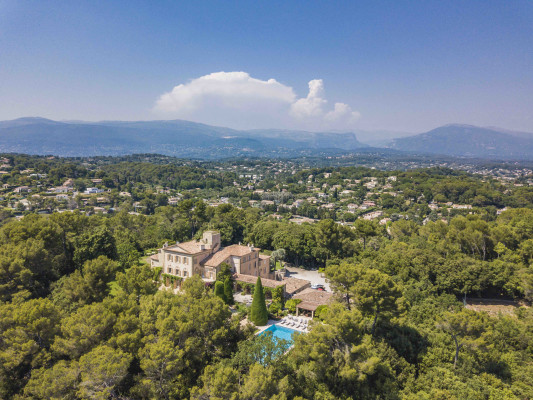 villa in Valbonne : Rent a unique Domaine between Mougins and Valbonne located on prestigious grounds of a total of 18 hectars with a tennis court. - Photo 9