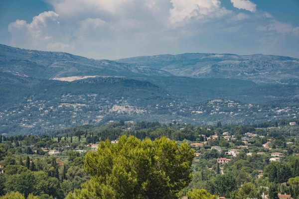 villa in Valbonne : Rent a unique Domaine between Mougins and Valbonne located on prestigious grounds of a total of 18 hectars with a tennis court. - Photo 37