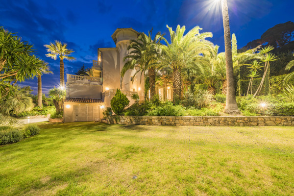 villa in Cannes : Rent stunning 8 bedroom chateau in the center of Cannes with sea views, pool and easy access to the Croisette and beaches - Photo 61