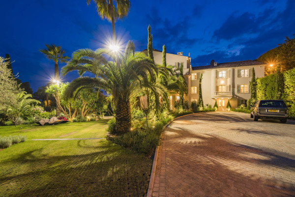 villa in Cannes : Rent stunning 8 bedroom chateau in the center of Cannes with sea views, pool and easy access to the Croisette and beaches - Photo 1
