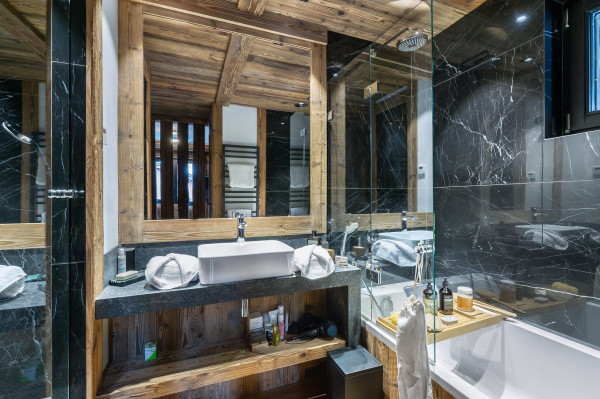 villa in Val-d'Isère : Rent this 5 bedrooms chalet with a perfect location. - Photo 14