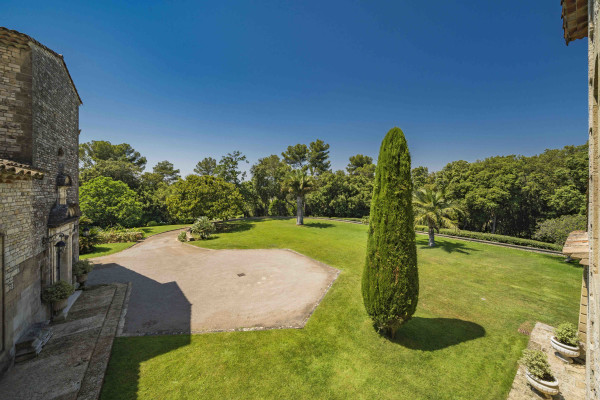 villa in Valbonne : Rent a unique Domaine between Mougins and Valbonne located on prestigious grounds of a total of 18 hectars with a tennis court. - Photo 60