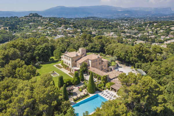 villa in Valbonne : Rent a unique Domaine between Mougins and Valbonne located on prestigious grounds of a total of 18 hectars with a tennis court. - Photo 11