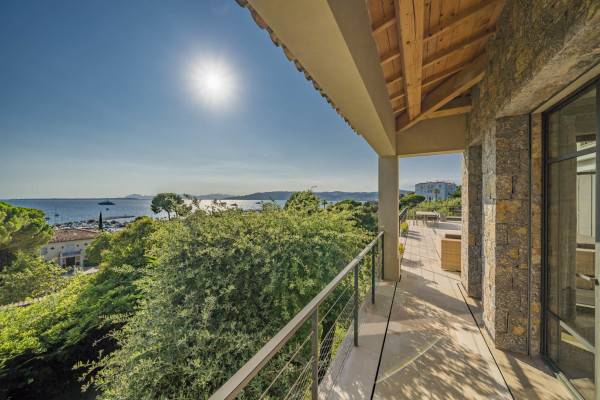 villa in Cap d'Antibes : Amazing sea view for this 6 bedroom villa located at 150m from the beach. - Photo 9