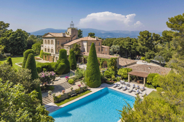 villa in Valbonne : Rent a unique Domaine between Mougins and Valbonne located on prestigious grounds of a total of 18 hectars with a tennis court. - Photo 2