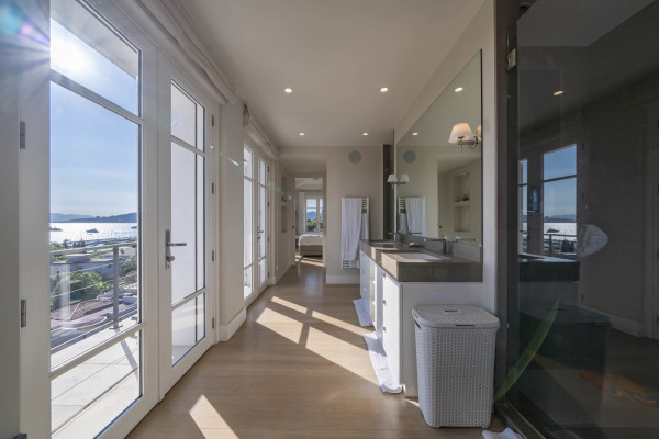 villa in Cap d'Antibes : Amazing sea view for this 6 bedroom villa located at 150m from the beach. - Photo 28