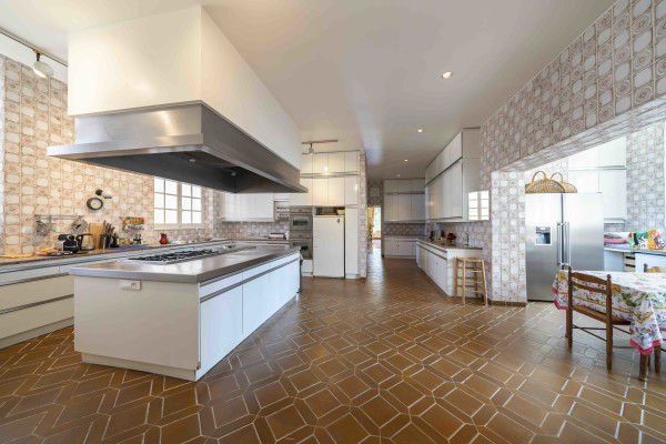 villa in Valbonne : Rent a unique Domaine between Mougins and Valbonne located on prestigious grounds of a total of 18 hectars with a tennis court. - Photo 17