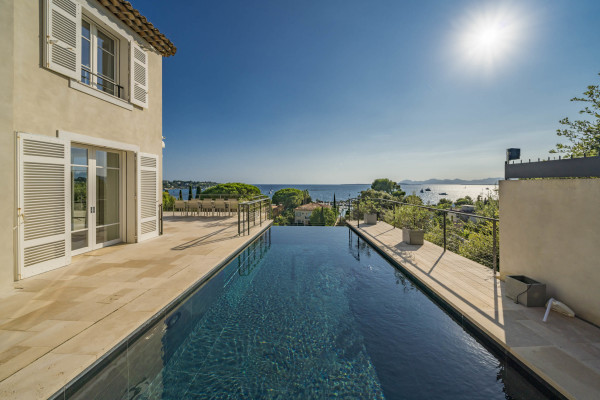 villa in Cap d'Antibes : Amazing sea view for this 6 bedroom villa located at 150m from the beach. - Photo 7