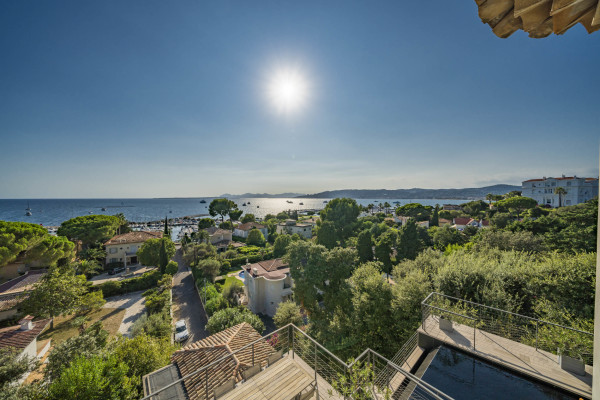 villa in Cap d'Antibes : Amazing sea view for this 6 bedroom villa located at 150m from the beach. - Photo 11