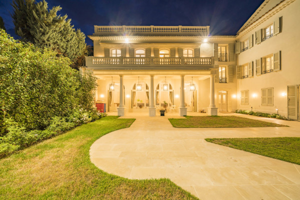 villa in Cannes : Rent stunning 8 bedroom chateau in the center of Cannes with sea views, pool and easy access to the Croisette and beaches - Photo 68