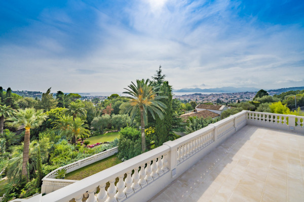 villa in Cannes : Rent stunning 8 bedroom chateau in the center of Cannes with sea views, pool and easy access to the Croisette and beaches - Photo 2