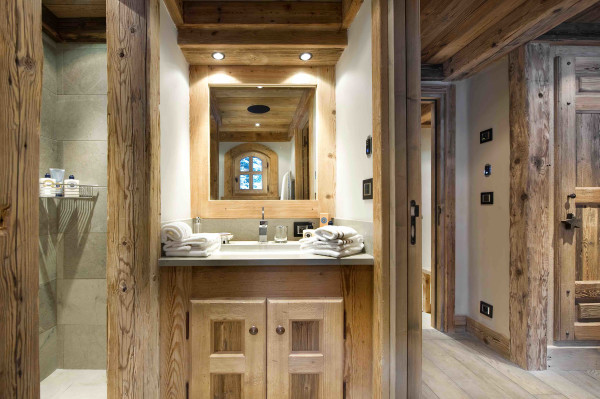 villa in Courchevel : Rent a luxury Chalet in Courchevel 1850, Ski in / Ski out, 7 bedrooms, indoor Swimming pool - Photo 22