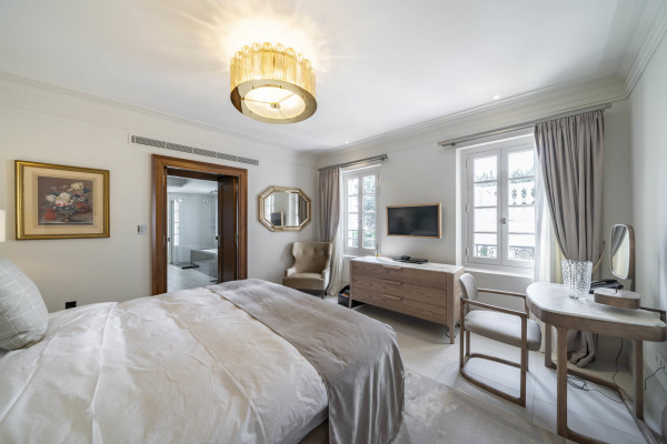 villa in Cannes : Rent stunning 8 bedroom chateau in the center of Cannes with sea views, pool and easy access to the Croisette and beaches - Photo 16