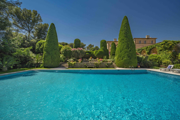 villa in Valbonne : Rent a unique Domaine between Mougins and Valbonne located on prestigious grounds of a total of 18 hectars with a tennis court. - Photo 54