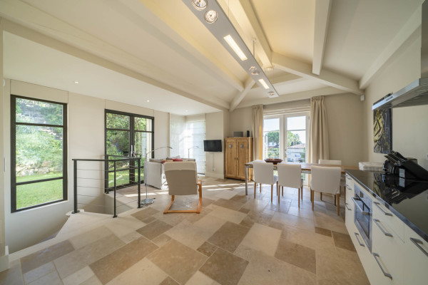 villa in Cap d'Antibes : Amazing sea view for this 6 bedroom villa located at 150m from the beach. - Photo 38