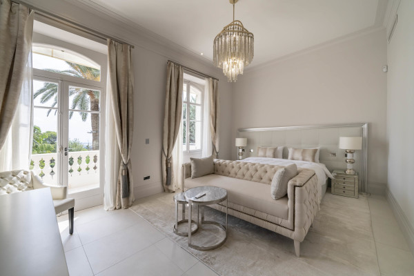 villa in Cannes : Rent stunning 8 bedroom chateau in the center of Cannes with sea views, pool and easy access to the Croisette and beaches - Photo 25