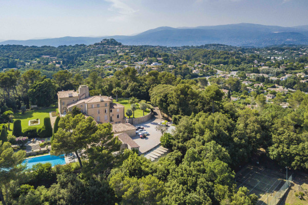 villa in Valbonne : Rent a unique Domaine between Mougins and Valbonne located on prestigious grounds of a total of 18 hectars with a tennis court. - Photo 4