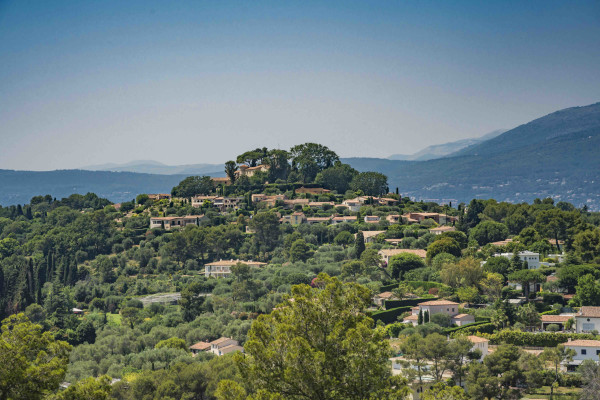 villa in Valbonne : Rent a unique Domaine between Mougins and Valbonne located on prestigious grounds of a total of 18 hectars with a tennis court. - Photo 38