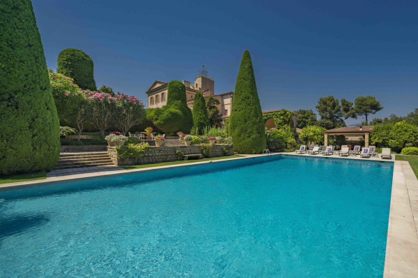 villa in Valbonne : Rent a unique Domaine between Mougins and Valbonne located on prestigious grounds of a total of 18 hectars with a tennis court. - Photo 52