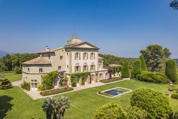 villa in Valbonne : Rent a unique Domaine between Mougins and Valbonne located on prestigious grounds of a total of 18 hectars with a tennis court. - Photo 14