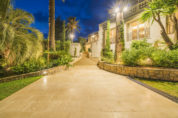 villa in Cannes : Rent stunning 8 bedroom chateau in the center of Cannes with sea views, pool and easy access to the Croisette and beaches - Photo 62