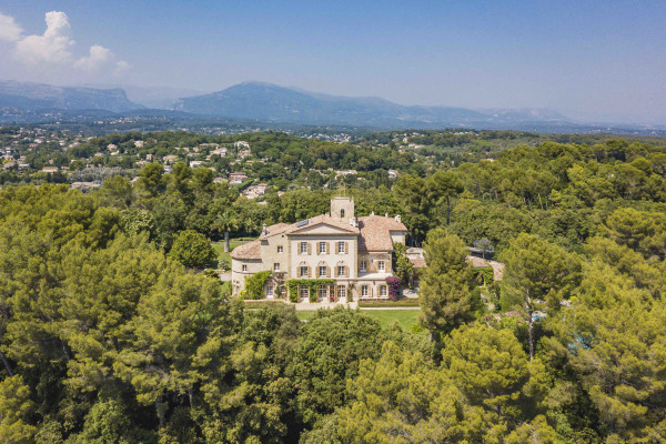 villa in Valbonne : Rent a unique Domaine between Mougins and Valbonne located on prestigious grounds of a total of 18 hectars with a tennis court. - Photo 10
