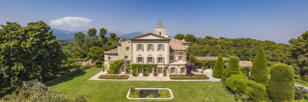 villa in Valbonne : Rent a unique Domaine between Mougins and Valbonne located on prestigious grounds of a total of 18 hectars with a tennis court. - Photo 13