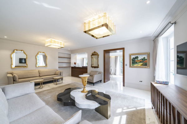 villa in Cannes : Rent stunning 8 bedroom chateau in the center of Cannes with sea views, pool and easy access to the Croisette and beaches - Photo 54