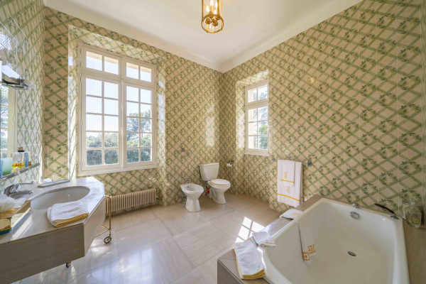 villa in Valbonne : Rent a unique Domaine between Mougins and Valbonne located on prestigious grounds of a total of 18 hectars with a tennis court. - Photo 20