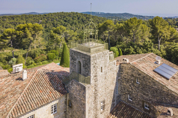 villa in Valbonne : Rent a unique Domaine between Mougins and Valbonne located on prestigious grounds of a total of 18 hectars with a tennis court. - Photo 5