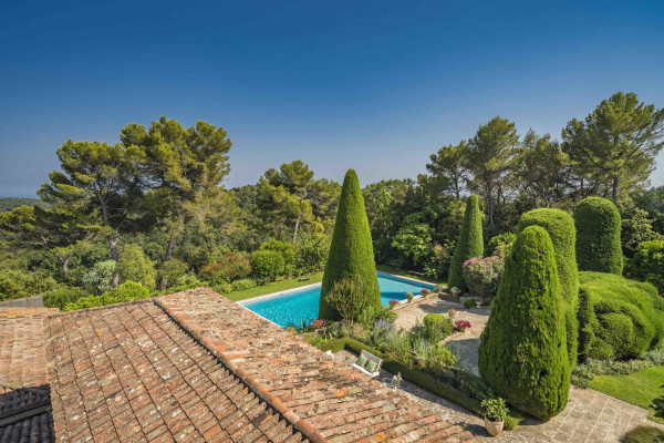 villa in Valbonne : Rent a unique Domaine between Mougins and Valbonne located on prestigious grounds of a total of 18 hectars with a tennis court. - Photo 22