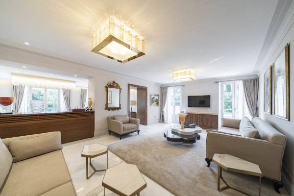 villa in Cannes : Rent stunning 8 bedroom chateau in the center of Cannes with sea views, pool and easy access to the Croisette and beaches - Photo 52