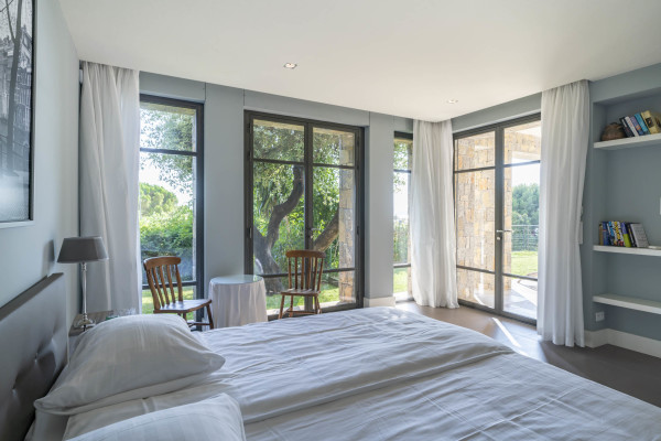 villa in Cap d'Antibes : Amazing sea view for this 6 bedroom villa located at 150m from the beach. - Photo 32