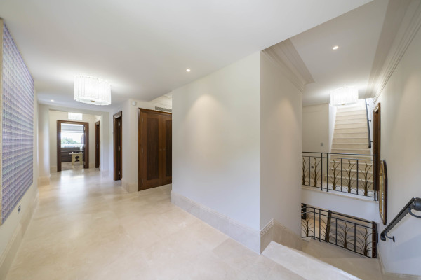 villa in Cannes : Rent stunning 8 bedroom chateau in the center of Cannes with sea views, pool and easy access to the Croisette and beaches - Photo 46