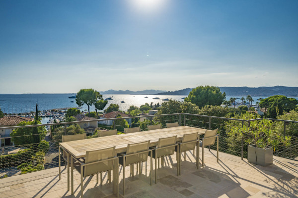 villa in Cap d'Antibes : Amazing sea view for this 6 bedroom villa located at 150m from the beach. - Photo 3