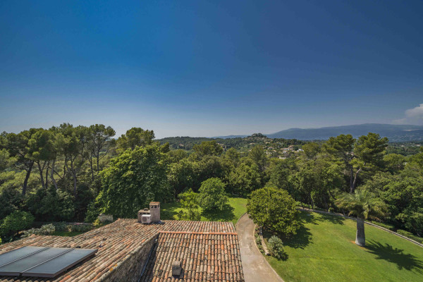 villa in Valbonne : Rent a unique Domaine between Mougins and Valbonne located on prestigious grounds of a total of 18 hectars with a tennis court. - Photo 44