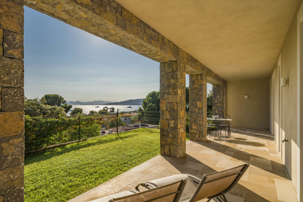 villa in Cap d'Antibes : Amazing sea view for this 6 bedroom villa located at 150m from the beach. - Photo 13