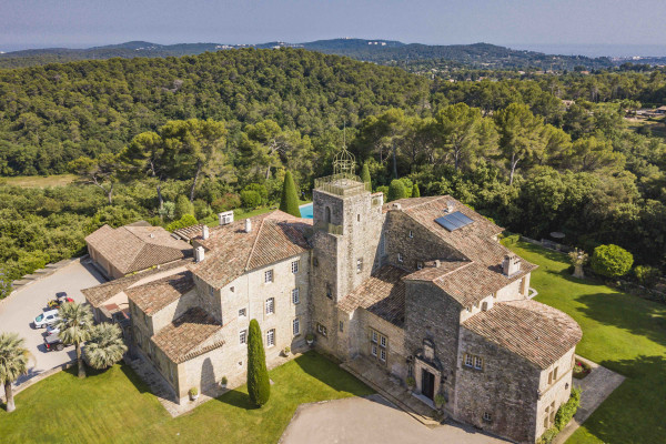 villa in Valbonne : Rent a unique Domaine between Mougins and Valbonne located on prestigious grounds of a total of 18 hectars with a tennis court. - Photo 6